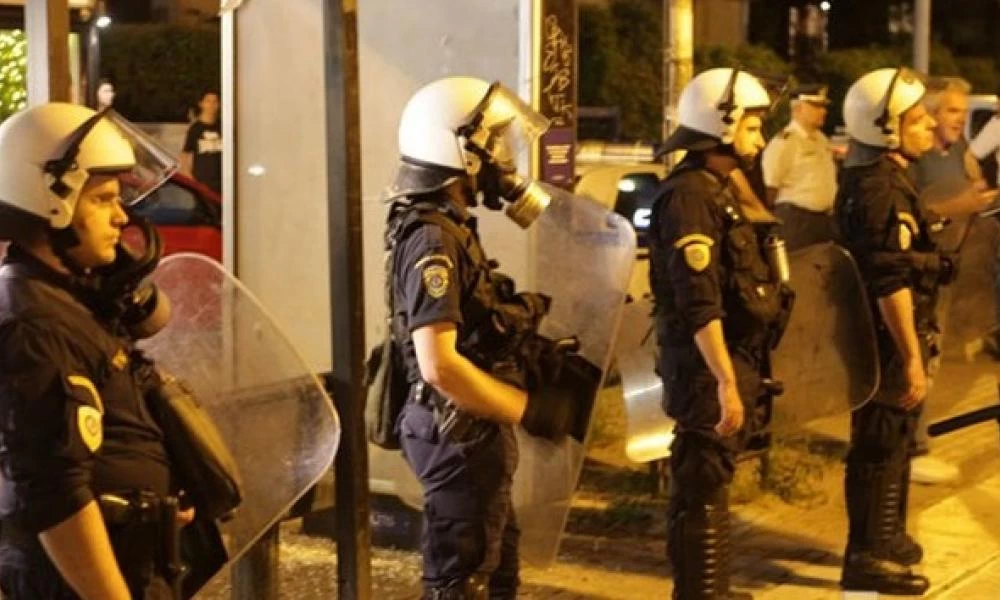 Άρση μέτρων: Πάνω από 150 άτομα σε πλατεία της Αττικής - Παρέμβαση της ΕΛ.ΑΣ.